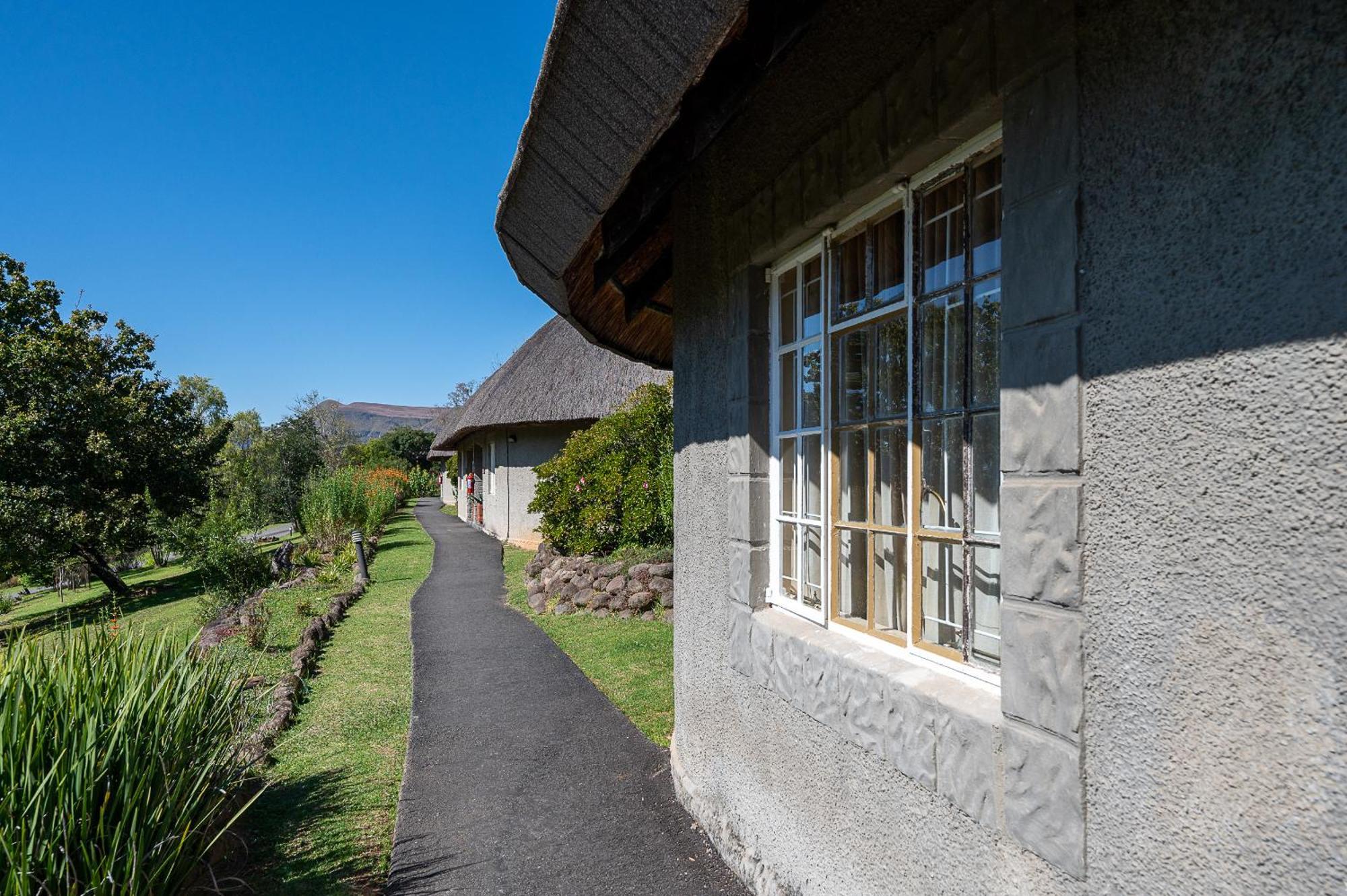 Cathedral Peak Hotel Winterton Exteriör bild